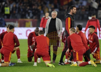 Mourinho Parla ai giocatori Riscaldamento Roma-Cremonese 03012024