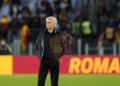Mourinho Riscaldamento passeggia in campo 2