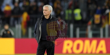 Mourinho Riscaldamento passeggia in campo 2