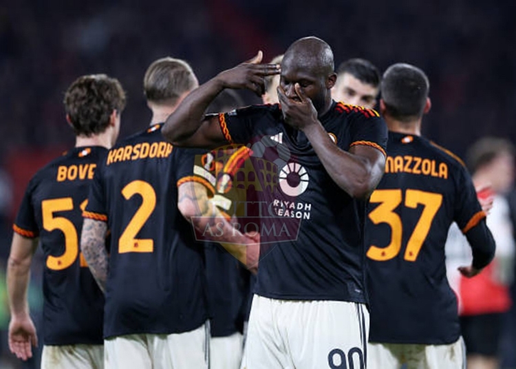 Lukaku Esulta con i compagni Feyenoord-Roma 2 15022024