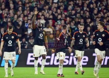 Lukaku Esulta con i compagni Feyenoord-Roma 4 15022024