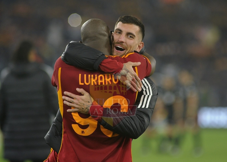 Pellegrini e Lukaku Abbraccio fine partita Roma-Feyenoord 22022024