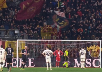 Paredes Rigore con tifosi sfondo Monza-Roma 02032024