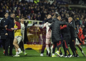 De Rossi Panchina con squadra Esulta gol Llorente Fiorentina-Roma 10032024