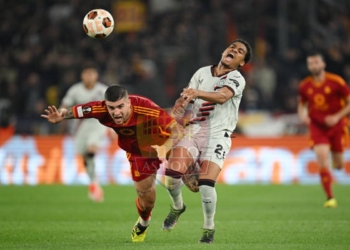 Mancini Azione contrasta Frimpong Roma-Bayer Leverkusen 02052024