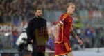 De Rossi e Karsdorp Panchina Roma-Bayer Leverkusen 02052024