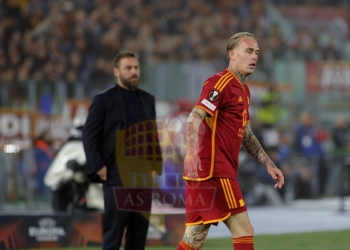 De Rossi e Karsdorp Panchina Roma-Bayer Leverkusen 02052024