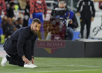 De Rossi Panchina Allaccia scarpe Roma-Juventus 05052024