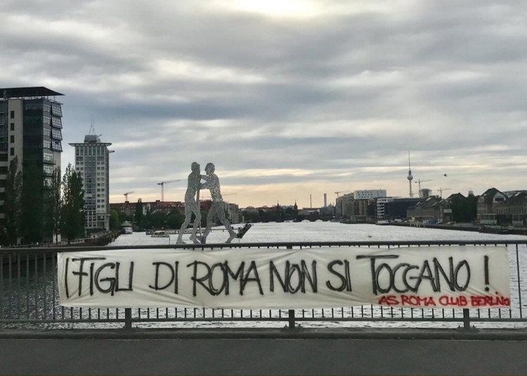 Striscione I figli di Roma non si toccano Roma Club Berlino