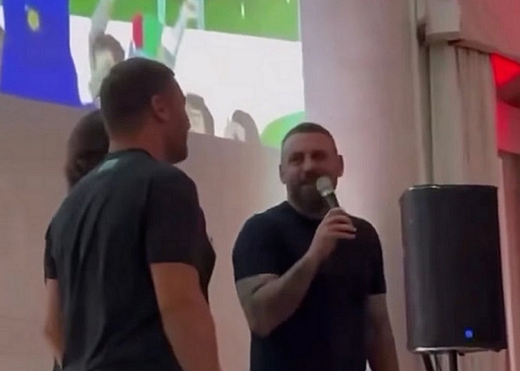 Totti e De Rossi Cantano Reunion Viareggio