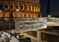 Striscione per Ranieri al Colosseo