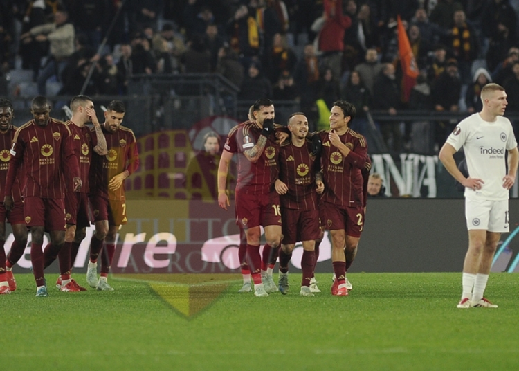 Angelño Esulta gol con Paredes e Dybala Roma-Eintracht Francoforte 30012025