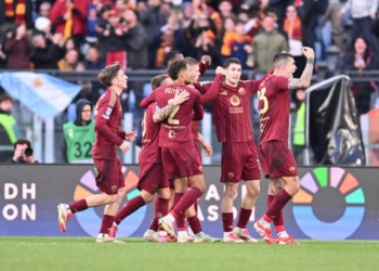 Dovbyk Esulta gol con compagni Roma-Cagliari 2 16032025