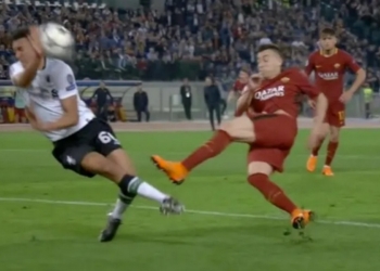 El Shaarawy Alexander Arnold tocca palla con il braccio Roma-Liverpool 02052018