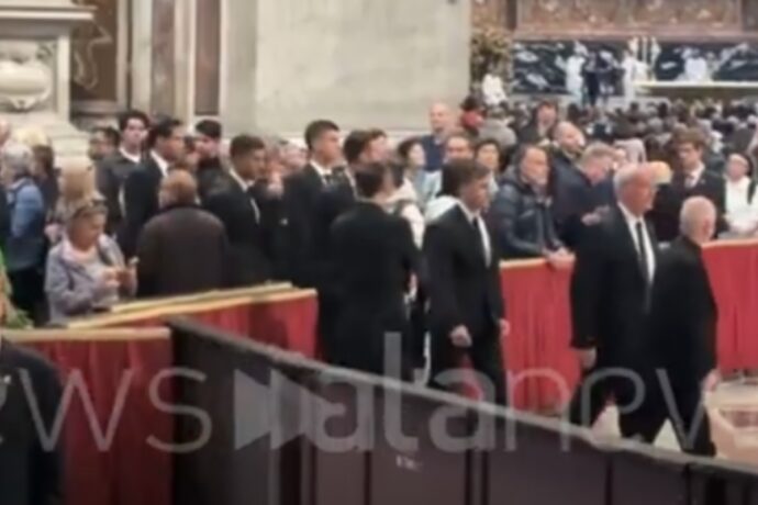 AS Roma Omaggio Papa Francesco 2