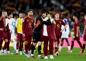 Svilar Abbraccia Dybala fine partita Roma-Verona 19042025