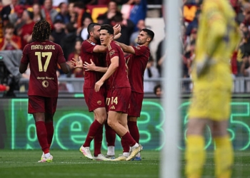 Shomurodov Esulta Assist con i compagni Roma-Fiorentina 04052025