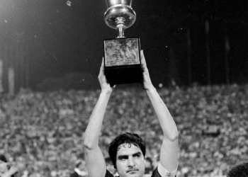 Di Bartolomei solleva la quinta Coppa Italia della Roma