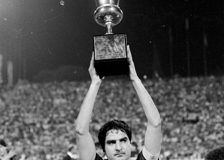 Di Bartolomei solleva la quinta Coppa Italia della Roma