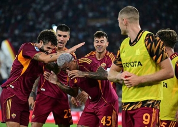 Wesley Esulta gol con compagni Roma-Bologna 23082025