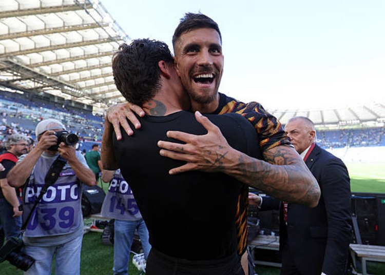 Pellegrini Esulta gol con Svilar sotto la sud Lazio-Roma 21092025