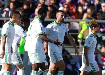 Cristante Esulta gol con i compagni Fiorentina-Roma 05102025