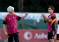 Gasperini e Dybala Riscaldamento Roma-Cannes 31072025