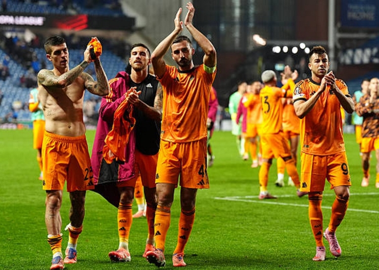 Cristante Saluta i tifosi Rangers-Roma 06112025