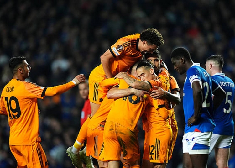 Pellegrini Esulta con i compagni gol Rangers-Roma 06112025