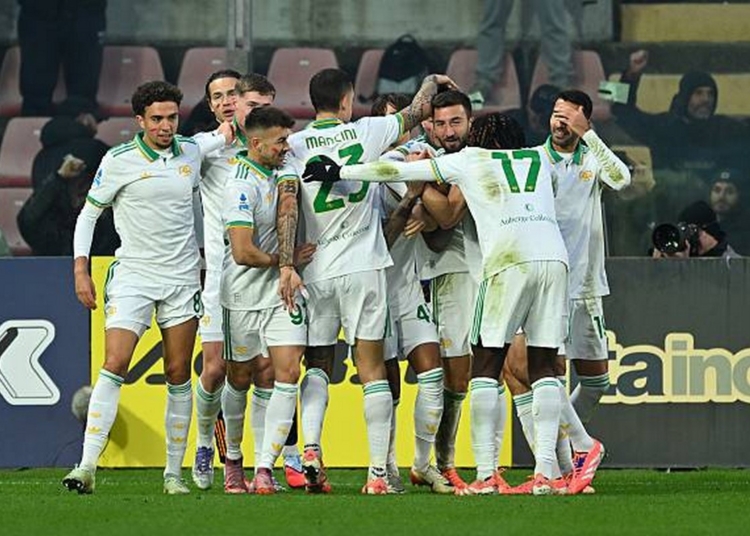 Wesley Esulta gol con i compagni Cremonese-Roma 23112025