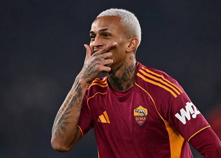 Wesley Esulta gol co mask Roma-Como 15122025