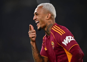 Wesley Esulta gol co mask Roma-Como 2 15122025