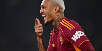Wesley Esulta gol co mask Roma-Como 2 15122025