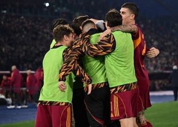 Wesley Esulta gol con compagni Roma-Como 15122025