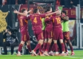 Wesley Esulta gol con compagni Roma-Como 3 15122025