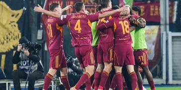 Wesley Esulta gol con compagni Roma-Como 3 15122025