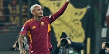 Wesley Esulta gol con mask Roma-Como 3 15122025