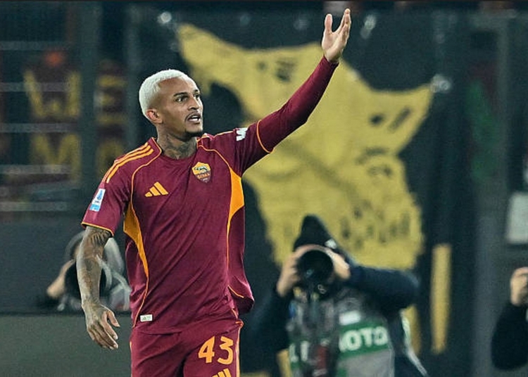 Wesley Esulta gol con mask Roma-Como 3 15122025