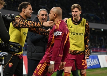 Malen Esulta gol con Rensch Napoli-Roma 5 15022026