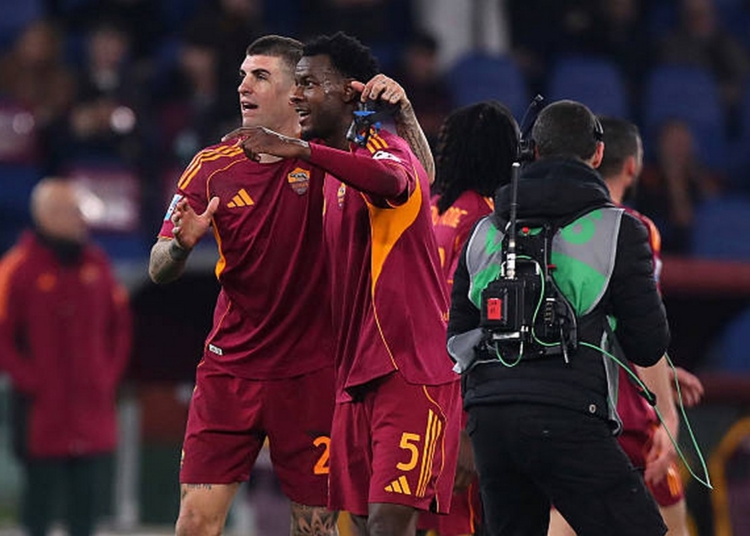 N'Dicka Esulta vittoria con Mancini Roma-Cremonese 22022026