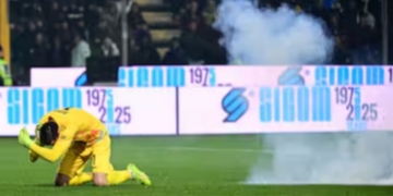 Petardo scoppia vicino ad Audero in Cremonese-Inetr - Pho by Sly Sport