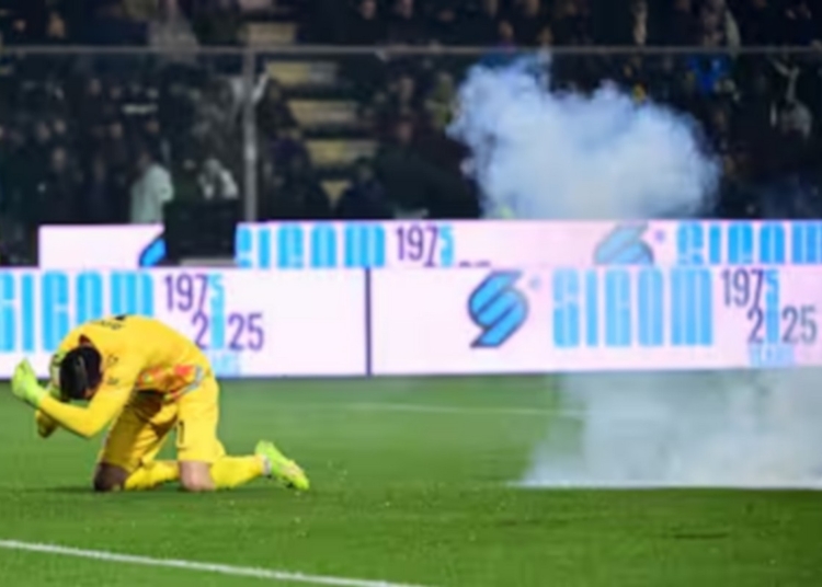 Petardo scoppia vicino ad Audero in Cremonese-Inetr - Pho by Sly Sport