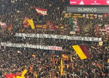 Striscione Voi in campo... Roma-Juventus 01032026