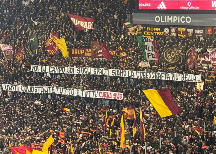 Striscione Voi in campo... Roma-Juventus 01032026