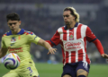 MEXICO CITY, MEXICO - 2024/05/19: Cade Cowell #16 of Chivas de Guadalajara and Israel Reyes #3 of Club América battle for the ball during the Mexican Clausura tournament semifinal second leg of the Liga MX. America beats Chivas 1 to 0, the aggregate score was 1-0 with Club America going through to the finals. (Photo by Ismael Rosas/Eyepix Group/LightRocket via Getty Images)