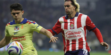 MEXICO CITY, MEXICO - 2024/05/19: Cade Cowell #16 of Chivas de Guadalajara and Israel Reyes #3 of Club América battle for the ball during the Mexican Clausura tournament semifinal second leg of the Liga MX. America beats Chivas 1 to 0, the aggregate score was 1-0 with Club America going through to the finals. (Photo by Ismael Rosas/Eyepix Group/LightRocket via Getty Images)