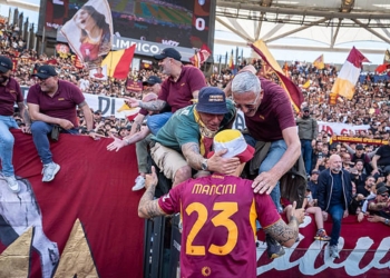 Mancini Festeggia sotto curva sud Roma-Lazio 2 17052026