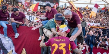 Mancini Festeggia sotto curva sud Roma-Lazio 2 17052026