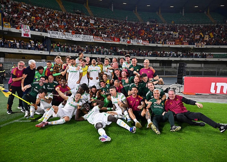 Squadra Festeggia vittoria e champions Verona-Roma 24052026