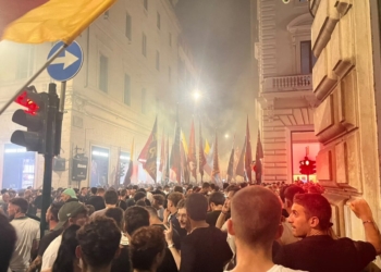 Tifosi romanisti in via del corso